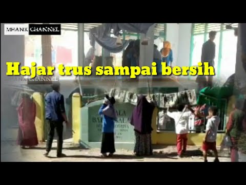 kebersamaan-pemuda-tonggorisa-dan-mahasiswa-muhammadiyah-bima-bersihkan-musholah