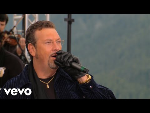 Bill & Gloria Gaither - How Big Is God [Live] ft. Gene McDonald