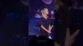 He checked his abs before showing them 🐥☀️ #felix #straykids #skz #leefelix #stay #viralvideo