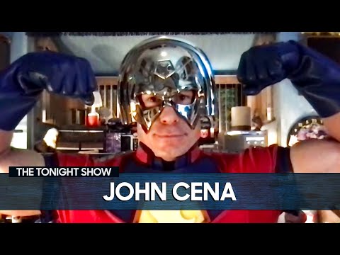 約翰-塞納獨家偷拍了他的和平使者服裝。 (John Cena Gives an Exclusive Sneak Peek of His Peacemaker Costume)