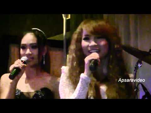 Saray Sakana and Chhet Sovan Panha singing a Lamliev song "Penh Krawmom"