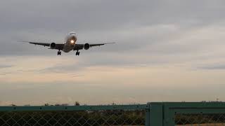 伊丹空港（大阪国際）千里川土手　今にも手が届きそうな飛行機