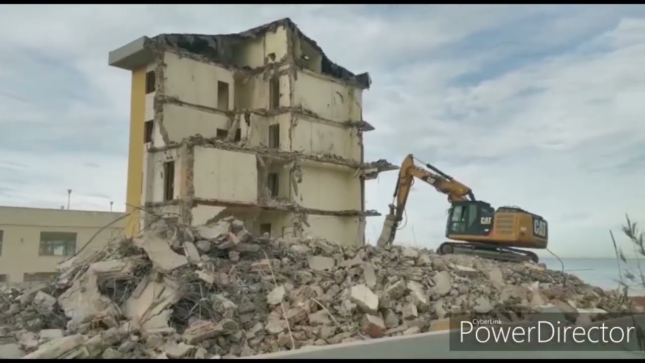 La demolizione del palazzo giallo sul lungomare