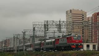 Пассажирский поезд под электровозом ЭП2К-224 проходит станцию Щербинка МскЖД, 20/05/2025.