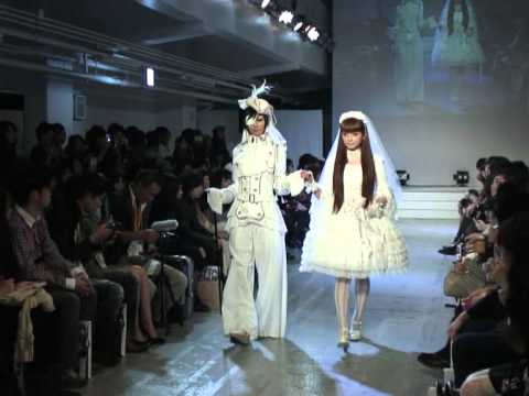 Gothic Lolitas hit Tokyo Fashion Week