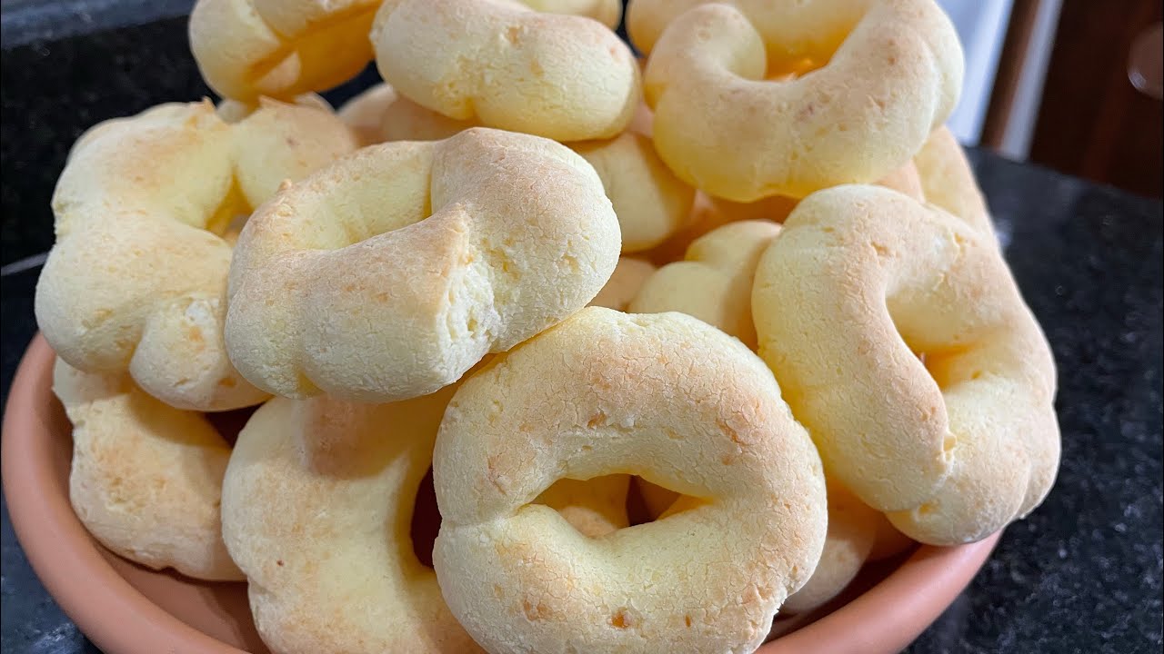 Biscoito de queijo com batata inglesa