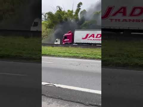 CARRETA COM CARGA DE CERVEJA PEGA FOGO NO KM 324 SENTIDO NORTE SP NA ENTRADA DA SENHORINHAS JUQUITIBA