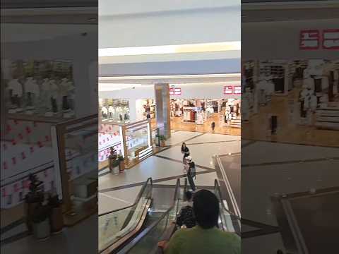 Exploring Vincom Center Landmark 81 from the Escalator 🇻🇳 #Landmark81 #VietnamTour #VincomCenter