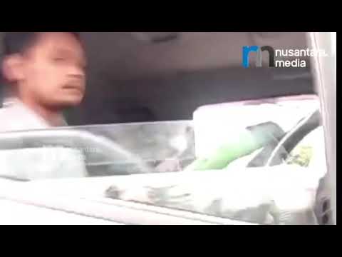 Petugas Keluarkan Truk Sumbu Tiga di Teluk Jambe Timur Karawang Barat, Arus Mudik Lebaran 2026 Tetap Lancar