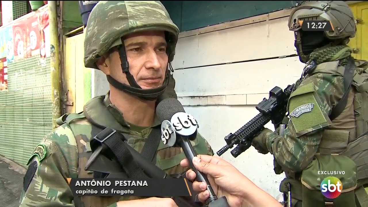 SBT acompanha a atuação dos fuzileiros navais na Rocinha