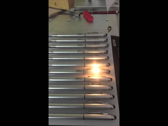 Vídeo relacionado con regalo grabado - 50 Bolígrafos Personalizados 2 en 1 con Pulsador Táctil | Grabado de Texto y Logo | Ideal para Bodas, Comuniones, Bautizos, Merchandising de Empresa, Metal |Unidades (50)