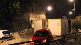 preview picture of video 'Cadereau de Camplanier en crue/inondation - Nîmes - voitures emportées'