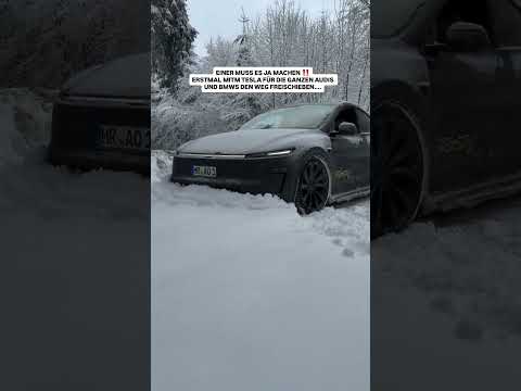 Tesla Model Y Schneepflug ❄️ Audi und BMW den Weg freiräumen...😂