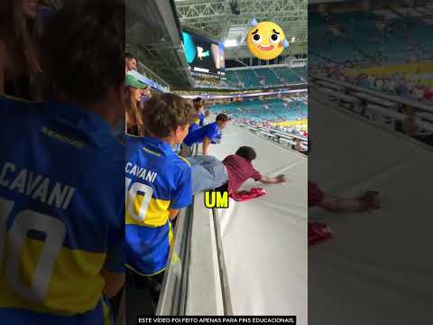 O menino tirou uma foto com o presidente da FIFA! 📸👦