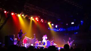 Hit the Lights - &quot;Earthquake&quot; (Live)