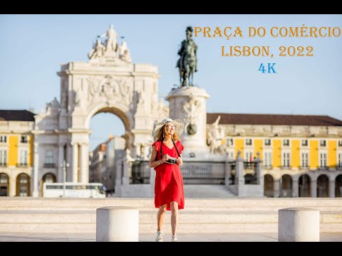 Caminhando na Praça do Comércio em Lisboa, Portugal,2022