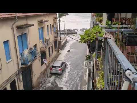 Forte mareggiata entra in strada e investe le auto ad Acitrezza - 20 Gennaio 2026