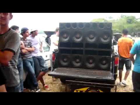 Racha de som - s-10 Rafael (cambara) vs Corsa Garagem som (ourinhos)