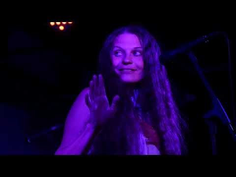 MamaShamana - "Стала зIронька до мIсяченька"