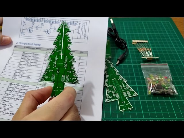 Vídeo relacionado con Giggling Getup Suéter feo de Navidad para niños, con luz LED, diseño de árbol de Navidad feo, Negro , 5-8 años