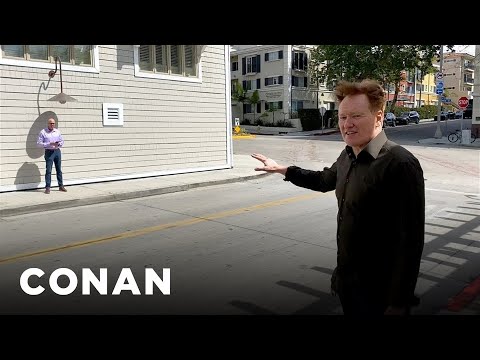 コナンのガイドでは、ソーシャルディスタンス中に自撮りをするために (Conan's Guide To Taking Selfies While Social Distancing)