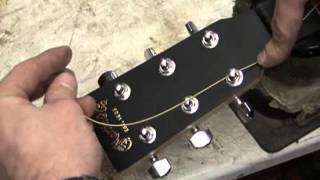 Changer les cordes d'une guitare acoustique ou électro-acoustique