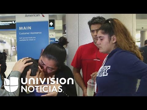 "We'll be together again": This is how an immigrant says goodbye to her children after being depo...