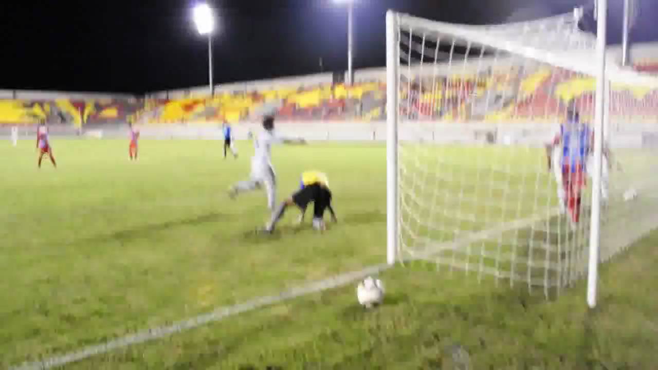 Frango do goleiro Maximos (Plácido de Castro)
