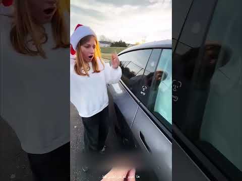 الولد ده رمى آيفون أخته جوه التيسلا وقفّل العربية! 😱🚗