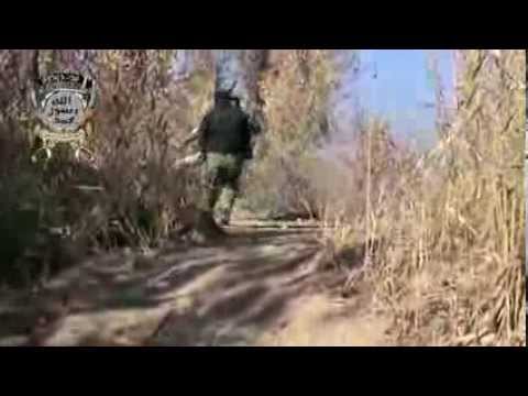 إسعاف أحد عناصر تجمع مجاهدي القعقاع في المعارك الدائرة في قرية الجفرة في ريف دير الزور