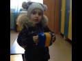 2-летний ребенок поет песенку/2 years old boy singing a song 
