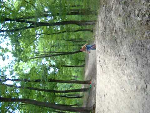 Urme de bocanc pe apa.