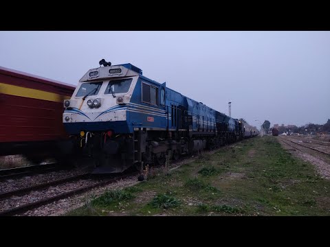 SNTF : un croisement matinal après une nuit glaciale à Boumedfaa 1084 (voyageurs) × 4051 (frets)