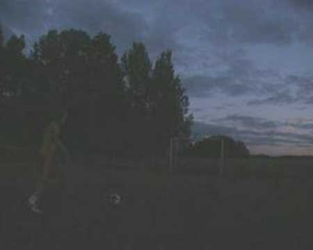 Rasmus skottar boll på ölburk