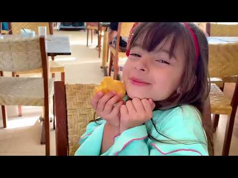 Laurinha being a babysister for a Helena day on vacation ☀️