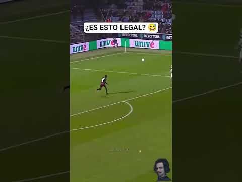 Tremendo mareo le dan al delantero 😅 ¿Es legal esto? #football #futbol #futebol