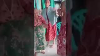 Download lagu Viral!!! Nenek-nenek joget tik tok Salah apa aku mp3