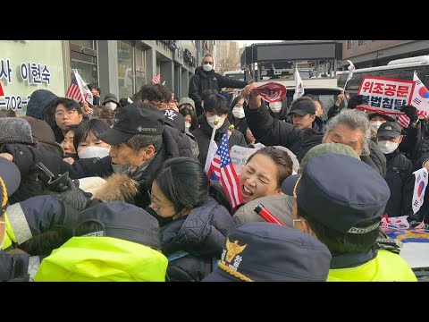 People rally outside Seoul court as impeached president attends pre-trial hearing | AFP