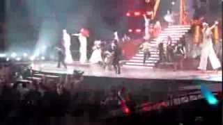 Taylor Swift Fan Runs on Stage - Red Tour/Cut Version | Feb 2014