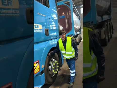 Opi bringt einen Praktikanten bei wie man ein LKW Bremssattel prüft.#kfz #lkw #truck #auto #mechanic