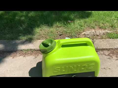 Cleaning my jeep tj with The portable sunjoe 5 gallon car wash machine 24v lithium battery