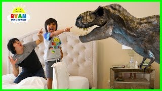 Jurassic World Fallen Kingdom Dinosaurs T-Rex Visits Ryan ToysReview at home!