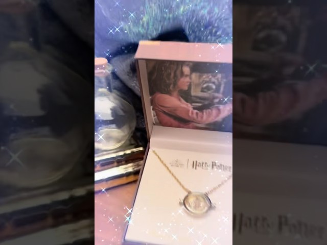 Vídeo relacionado con Harry Potter Silver Plated Time Turner Stud Earrings