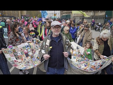 Zweiter Tag des Klimaprotests: Tausende gehen in London auf die Straße