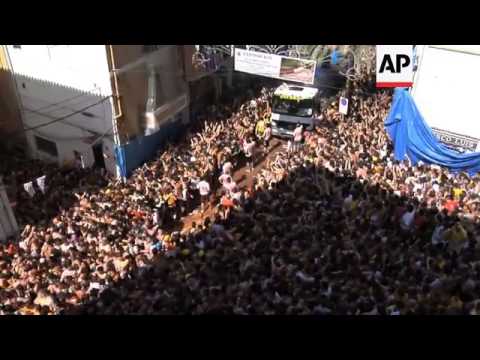 Tens of thousands slug it out in world's largest tomato fight