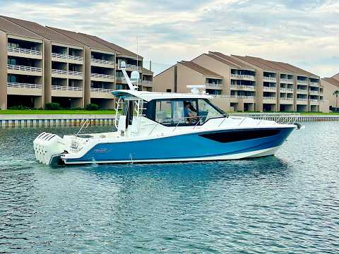 2023 Boston Whaler 405 Conquest 405 CONQUEST Video