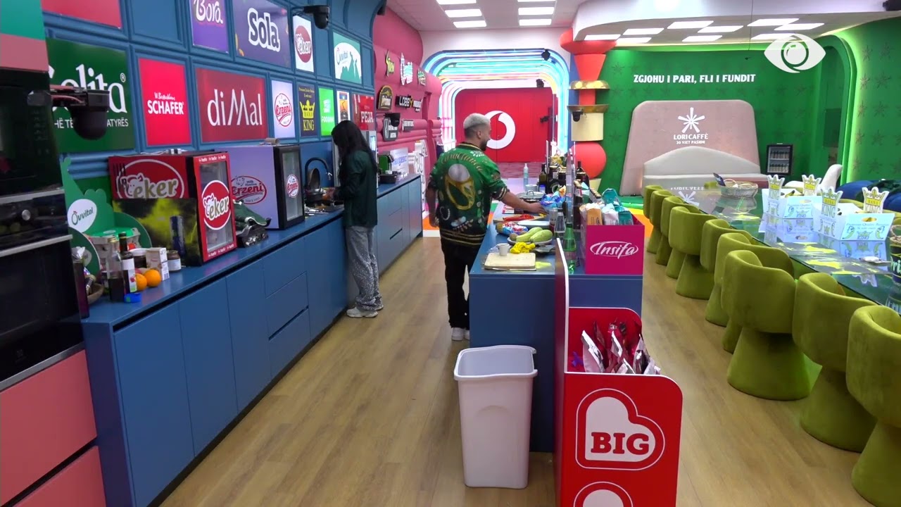 “Po shef, patjetër shef…”/ Egli hedh batuta me Gjestin teksa gatuajnë së bashku në kuzhinë