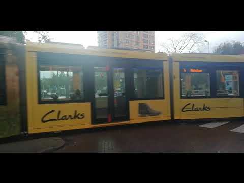 Tramlijn 4 draait vanaf de Noordsingel de bergweg op richting Molenlaan