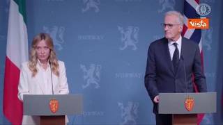 "Fate una domanda anche al Primo ministro Store", Meloni scherza con i cronisti a Oslo