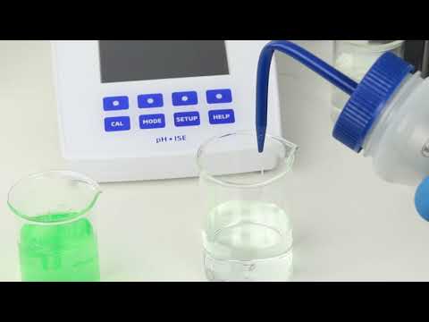 Titulación manual con el medidor de laboratorio HI5222 de Hanna Instruments.